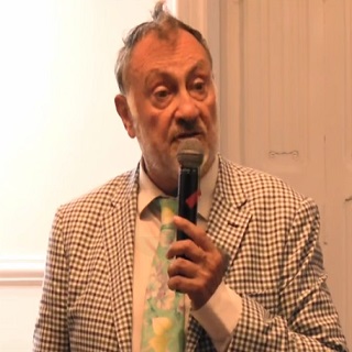 Solo desde la confianza inteligente podemos desarrollarnos. Para Jose María, el concepto de confianza inteligente estaría en un punto medio entre la desconfianza y la confianza ciega, dos extremos que no aportan nada a la interrelación entre personas y mediante los cuales no se logra una relación plena. Para que podamos entender este concepto y la magnitud y protagonismo de la palabra confianza, citó a Confucio, reconocido pensador chino, al que se le atribuye la siguiente reflexión:<br />
<br />
“tres cosas son necesarias para gobernar: armas, comida y confianza. Si no se pueden tener las tres, se debe abandonar primero las armas y, en segundo lugar, la comida”.<br />
<br />
Visualiza en este video premium su conferencia "Solo desde la confianza inteligente podemos desarrollarnos". por José María Gasalla, que tuvo lugar en Madrid del 2 al 12 de Octubre 2015 durante el 36 Foro Internacional de Ciencias Ocultas y Espirituales.<br />
<br />
¡A por ello!