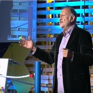 Emprendiendo desde la confianza. Todo el mundo valora la confianza y percibe que en cualquier transacción, la confianza facilita y hace fluir las cosas. Para un emprendedor es fundamental ver, sentir y trabajar la confianza desde dos vertientes. Por un lado, tiene que revisar y actualizar su autoconfianza y, por otro tiene que estar alerta acerca de lo confiable que aparezca frente a colaboradores y clientes. Desde la confianza, aumentaremos el negocio, seguro.<br /><br />
<br /><br />
