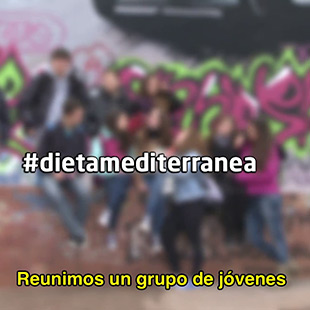 Dieta mediterránea en la gente joven. Educar a nuestros jóvenes en una correcta alimentación será beneficioso para su salud mental y física y sobre todo estaremos contribuyendo a formar una sociedad más saludable. Los jóvenes que crecen conociendo los múltiples beneficios de una dieta rica, variada y saludable y adoptan hábitos sanos en su día a día serán jóvenes con menos problemas de salud en el futuro y estarán preparados para llevar una mejor vida. En este video tomaremos el pulso a la actualidad de los jóvenes y su conocimiento sobre la dieta mediterránea. 