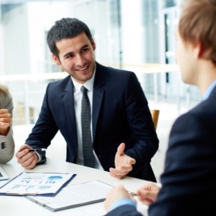 La Comunicación. Hay pocas cosas cosas más importantes que la comunicación como herramienta de aprendizaje y de evolución. Una de las características más destacadas de los líderes no solo es que son muy buenos comunicadores, sino que tienen una capacidad de escucha activa altísima. Aquí veremos algunas de las claves más importantes de la comunicación como vector de éxito profesional y personal.