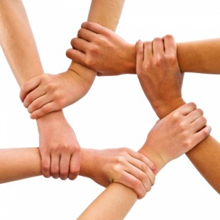 Ayudar a los demás. Se sabe que ayudar a los demás es una fuente inagotable de energía positiva y de felicidad. Sin embargo se ha demostrado que ayudar a los demás mejoras las posibilidades de alcanzar los objetivos y, por tanto, el éxito. Veremos aquí algunas de sus características y de sus consecuencias más inmediatas.