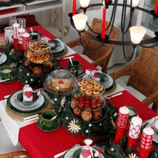 Cómo controlar los excesos Navideños. Llegan las Navidades y con ellas las grandes comilonas y excesos (reuniones familiares, cenas de empresa...). Más allá de la satisfacción y el disfrute inmediatos, en algunos casos luego aparecen los remordimientos posteriores… y… ¡la odiosa operación “polvorón”! para recuperar la forma.<br /><br />Lo cierto es que nuestro peso y salud pueden verse resentidos si no les prestamos algo de atención y la vuelta a la normalidad puede resultarnos mucho menos costosa simplemente teniendo algo más de cuidado. Pero… ¿Cómo podemos hacer para controlarnos ante tantas tentaciones? ¿Cómo podemos mantener unos hábitos de ingesta lo más saludables posibles sin llegar a tener que hacer renuncias?. Aquí encontraras algunas pautas que pueden serte de ayuda para incrementar tu autocontrol y no dejarte llevar por las tentaciones. Si las practicas en tu día a día no sólo puedes lograr más autocontrol en situaciones puntuales, sino que a medio-largo plazo podrás lograr instaurar unos hábitos de ingesta más adecuados.<br /><br />No obstante, si tienes dificultades relacionadas con tus hábitos de ingesta que no estás pudiendo manejar por ti mismo, no dudes en pedir ayuda a un psicólogo. Éste te ayudará a instaurar hábitos de ingesta más saludables y una mejor relación con la comida.
